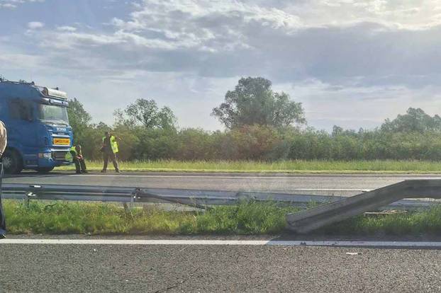 GALERIJA Stravični prizori s A3: Počelo izvlačenje prevrnutog busa. Auto potpuno smrskan