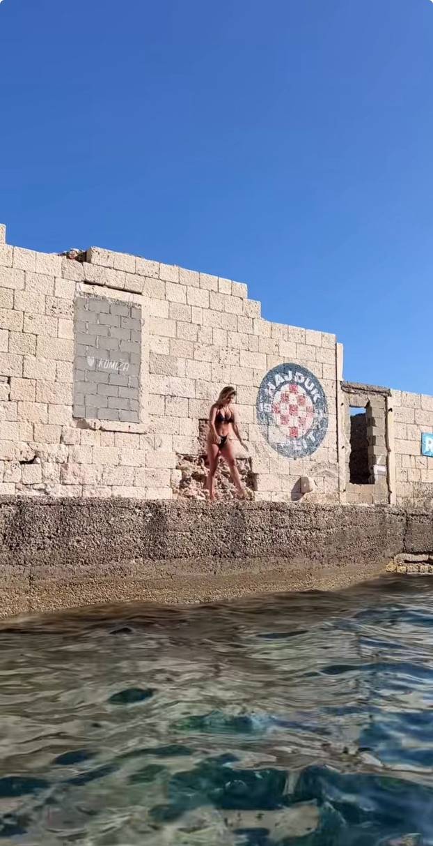FOTO Mama Renata plesala na plaži: Ispod suknje su provirile tangice, pokazala vitku figuru