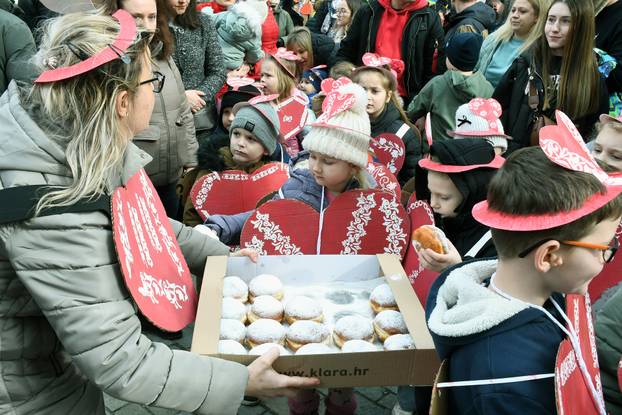 Sisak: Nekoliko stotina mališana iz dječjih vrtića i osnovnih škola sudjelovalo je na tradicionalnom Sisačkom fašniku