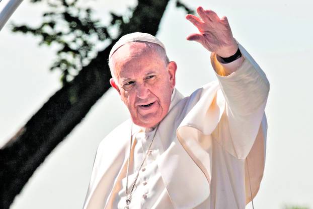 Washington, DC, USA. 23rd September, 2015. Pope Francis rides the popemobile at the pope parade. Credit: rudy k/Alamy Live News