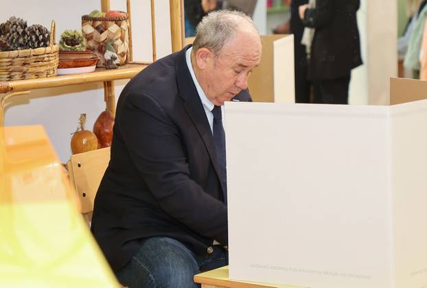 Split: Željko Kerum u pratnji supruge izašao na biralište i glasovao