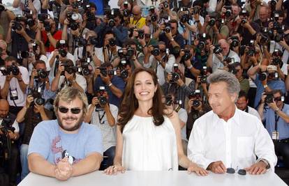 D. Hoffman: Angelina Jolie treba roditi 19. kolovoza