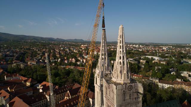 Zagreb: Pogled iz zraka na proces uklanjanja sjevernog tornja zagrebačke katedrale