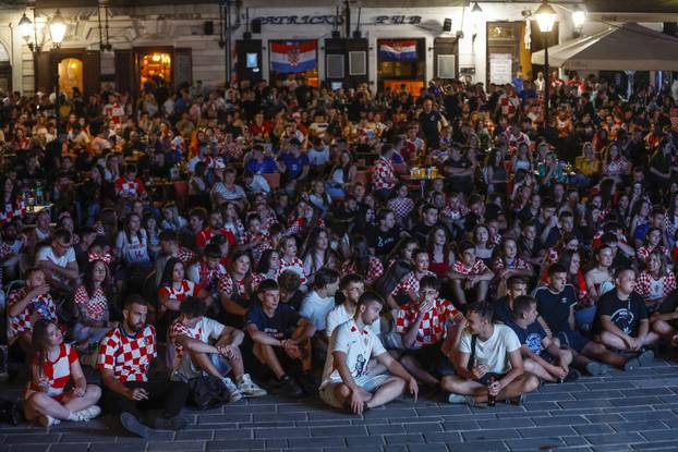 Osijek: Navijači prate utakmicu Hrvatska  - Portugal 