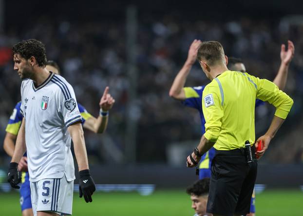 Zenica: Naguravanje igrača na terenu nakon što je Bastoni dobio crveni karton tijekom utakmice BiH - Italija