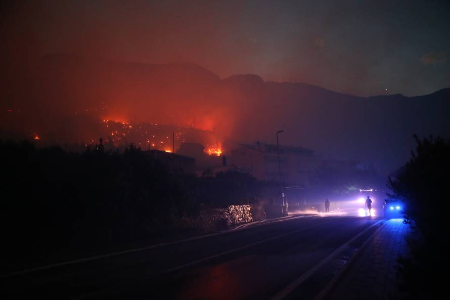 Kanader pomaže u gašenju, u Makarsku stiže i 150 vojnika