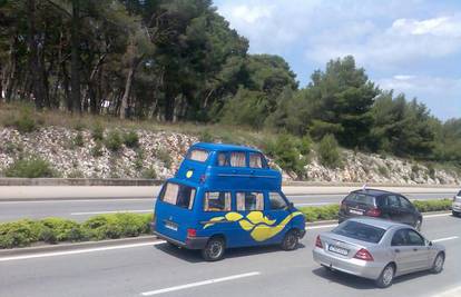 Turist od kombija i starog Renaulta napravio kamper