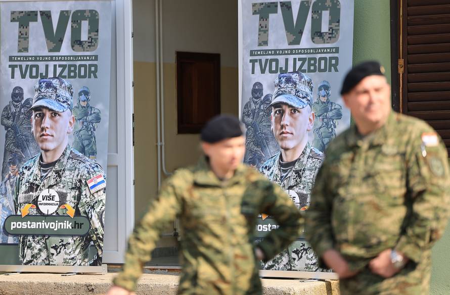 Ministar Anušić i general Kundid na prvom danu TVO-a na Slunju