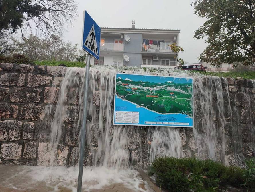 Zbog velike količine kiše stvorio se slap iznad Bribira kod Novog Vinodolskog, ceste poplavljene