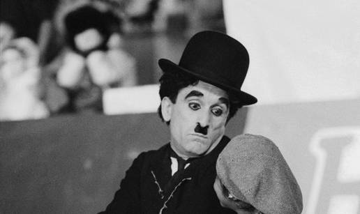 C. Chaplin je zbog liberalnih stavova bio 'otjeran' iz Amerike