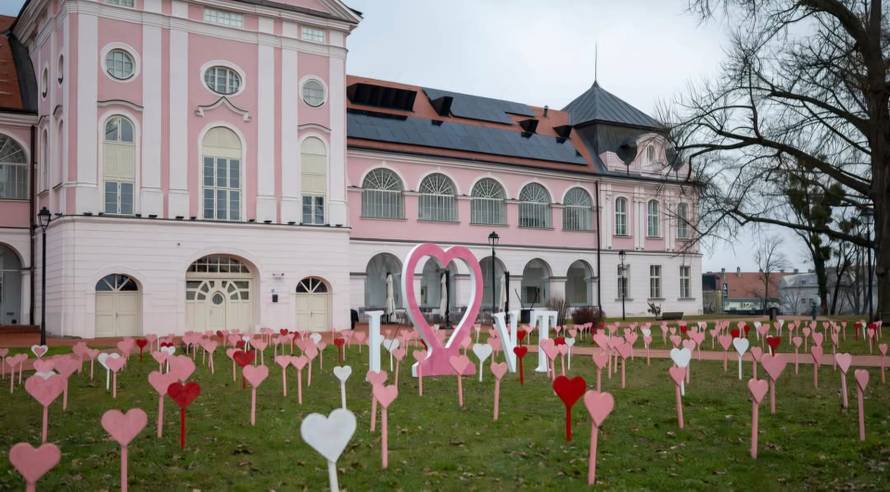 Svi fotkaju Love Park: Mladi Virovitičani pomogli urediti gradski park za Valentinovo