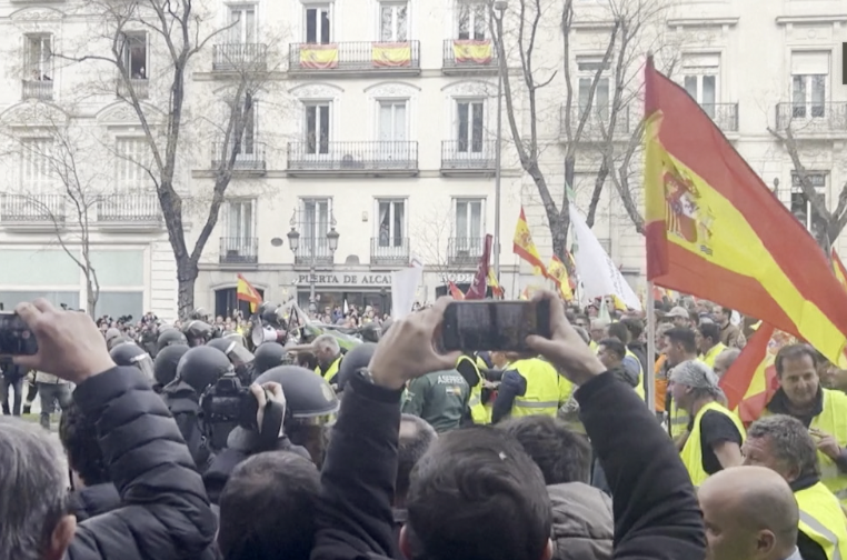 VIDEO Ogorčeni poljoprivrednici s 500 traktora ušli u Madrid