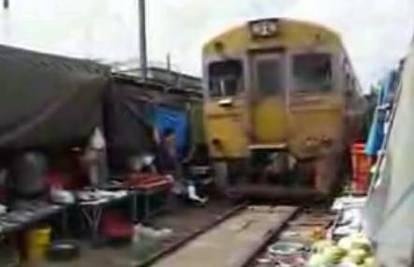 Vlak prolazi kroz tržnicu u Bangkoku