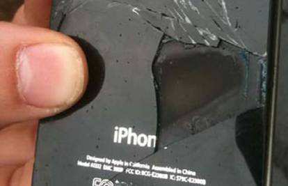 Australcu se užario iPhone 4 i počeo se dimiti te eksplodirao