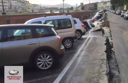 Puknula cijev: 20 automobila propalo kroz asfalt u Firenzi