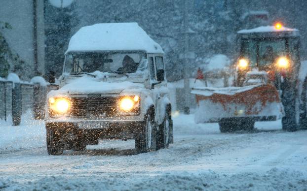 ARHIVA - Zagreb: Ralice ?iste velike koli?ine snjega na gradskim prometnicama