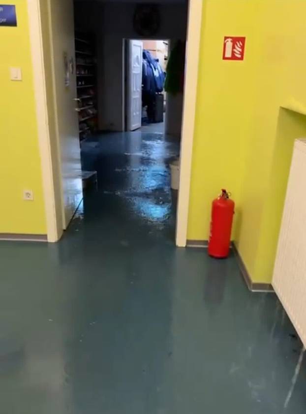 Galerija maksimirskog kaosa! Razbijeni prozori, prevrnuti WC, pokidani panoi, voda u tunelu...