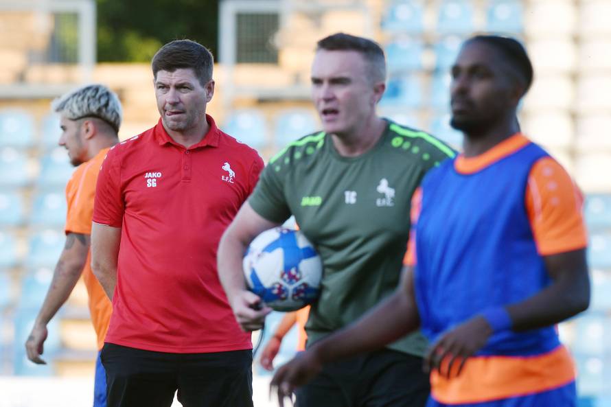 Stevan Gerrard trener Al Ettifaqa na zagrijavanju uoči prijateljske utakmice sa NK Varaždin 