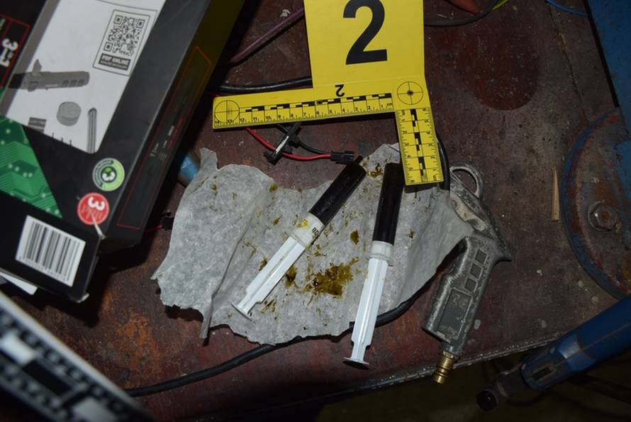 Na području Samobora pronašli improvizirani laboratorij sa šest stabljika marihuane te oružje