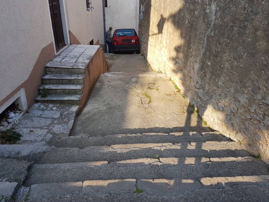 Krenula Fiatom niz stepenice: "Probudila je cijeli  Karlobag!"