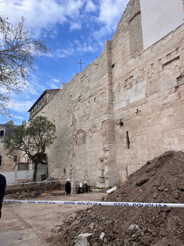 FOTO Prikliještila ga kamena gromada u Splitu: 'Zapomagao je, otkopavali su ga i rukama...'