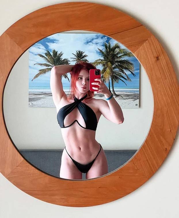 FOTO I zgodna i talentirana: Umjetnica pretvorila erotske crteže u milijunsku karijeru!