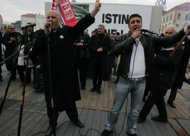 ARHIVA - Prepuna splitska riva tijekom skupa podrške uhićenom generalu  