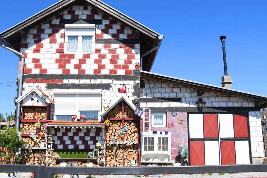 Muškarac u mjestu kod Bjelovara obojao kuću u boje hrvatske zastave i nazvao je Šahovnica
