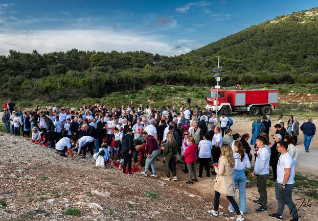 Tuga na Lastovu: Više od 200 lampiona zasvijetlilo u spomen na tragično preminulog Frana