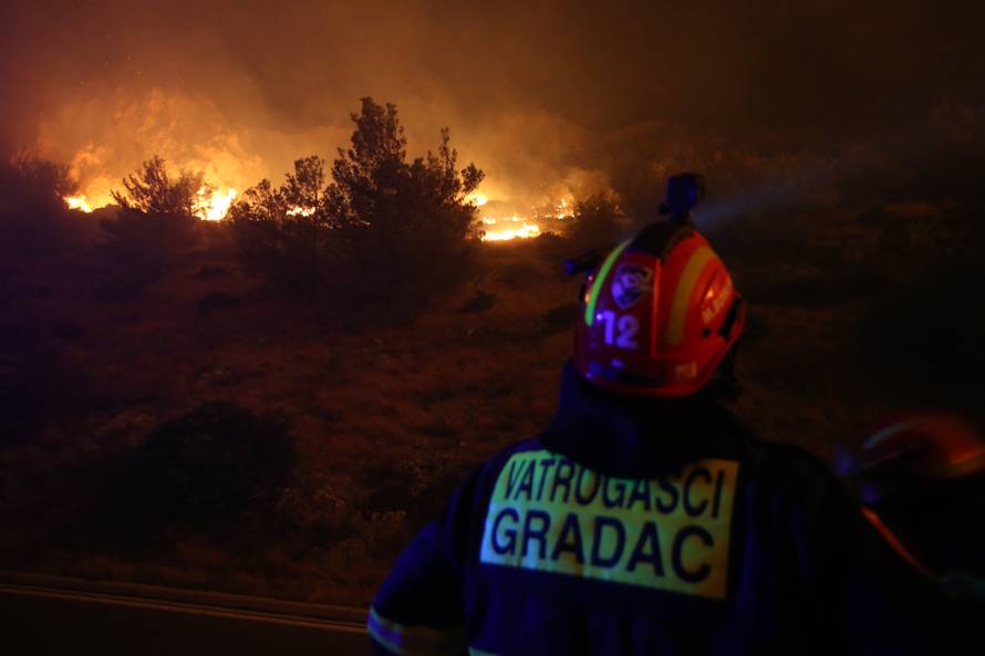 U Đevrskama obranjene kuće, ali jak vjetar i dalje nosi vatru