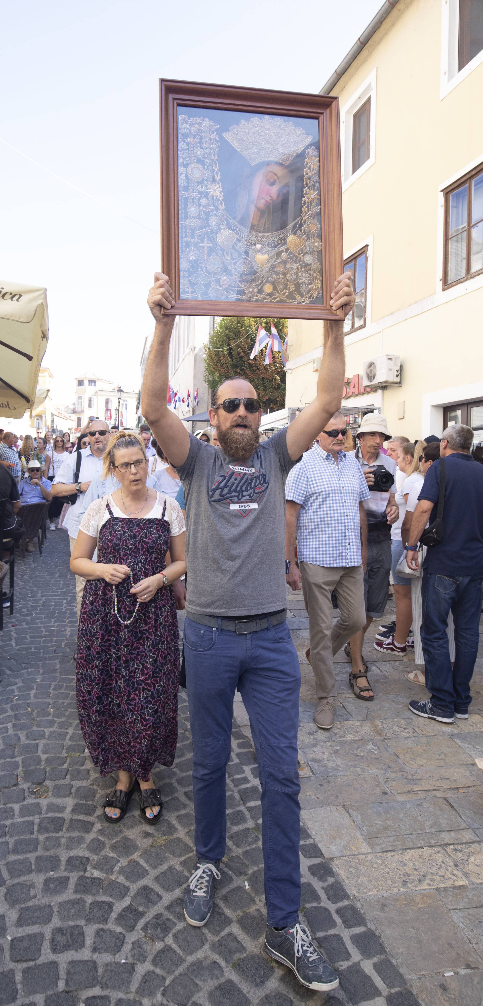 Sinj: Muškarac poveo procesiju ispred svetišta Gospe Sinjske iako je ona otkazana zbog koronavirusa