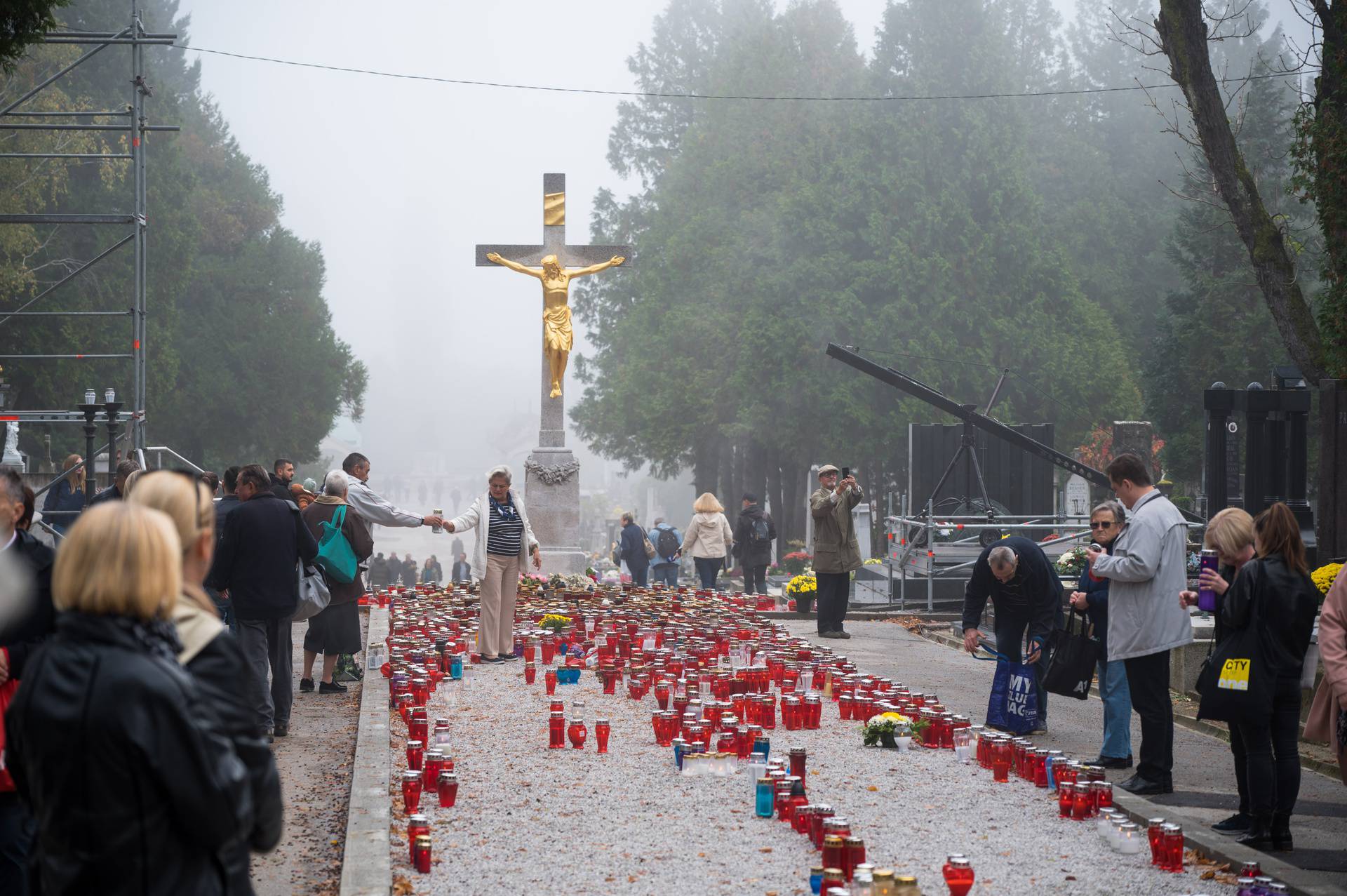 Zagreb: Građani obilježavaju dan Svih svetih na Mirogoju  