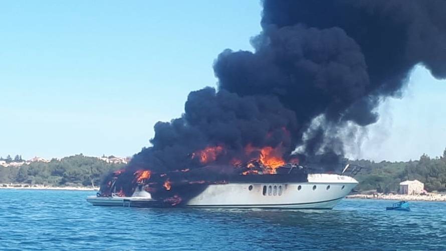 VIDEO Buktinja kod Biograda: Gori jahta, vatrogasci na terenu