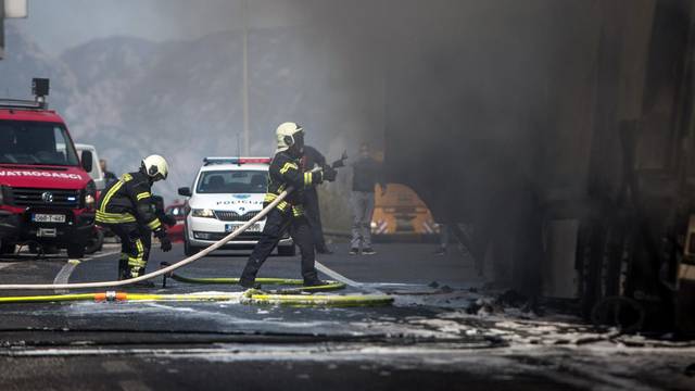 Mostar: U požaru teretnog kamiona izgorio sav teret - tone banana