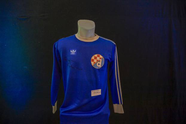 Zagreb: Izložba starih Dinamovih dresova u Ciboni