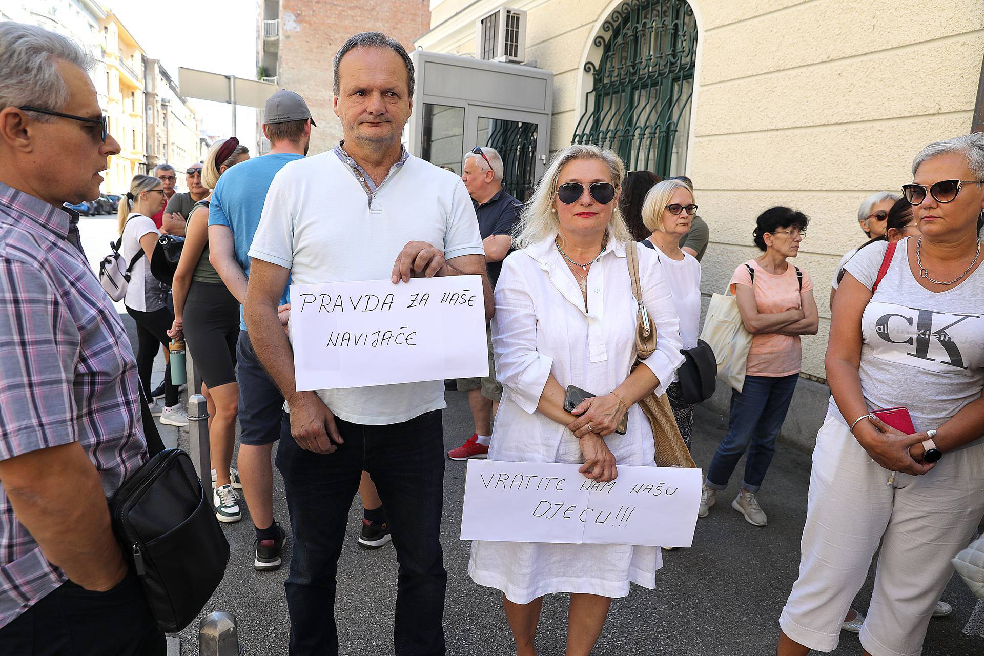 Zagreb: Roditelji navijača uhićenih u Ateni okupili se pred Ministarstvom vanjskih poslova