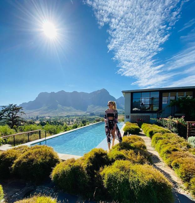 FOTO Napravila gaf uživo koji je obišao Europu. Atraktivna TV voditeljica ljubi Kovačeva šefa