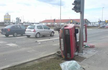 Velika Gorica: Prevrnuo se Yugo te udario u semafor 