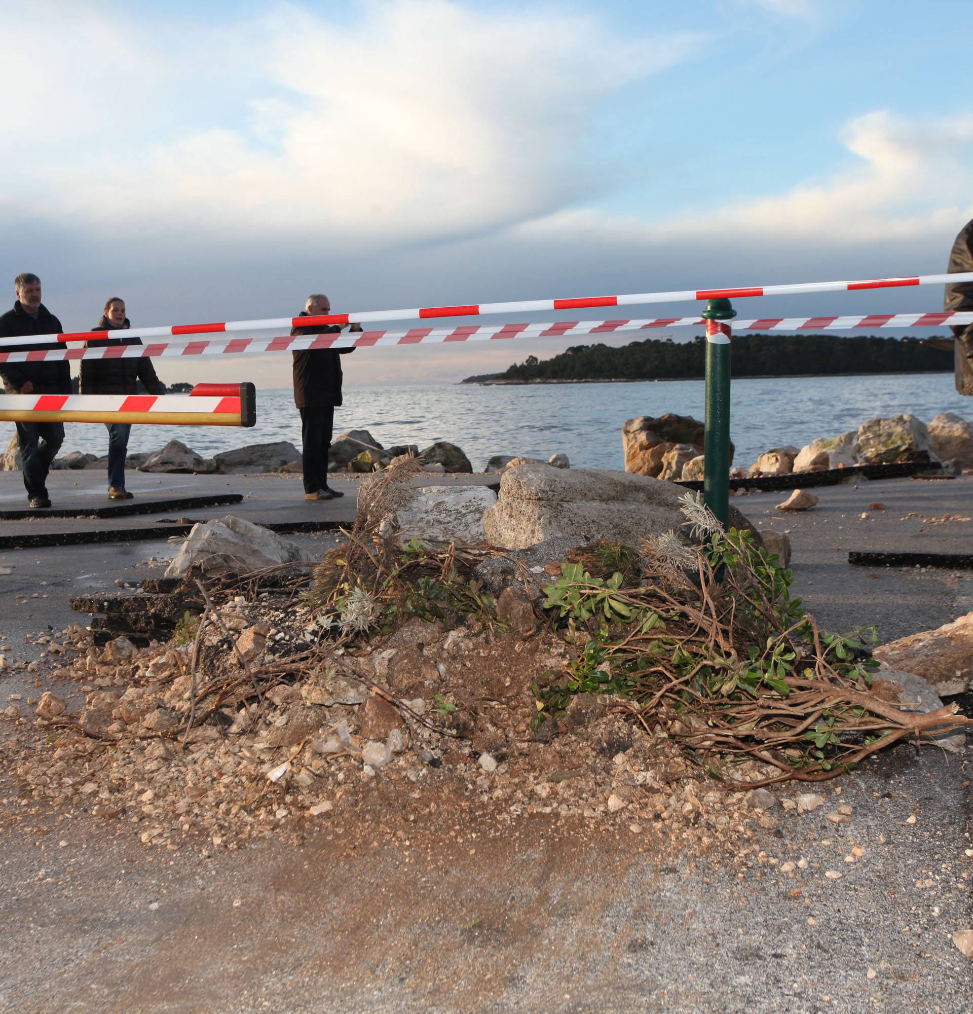 Olujni vjetar, kiša, poplave: Na udaru Istra i gradovi na obali