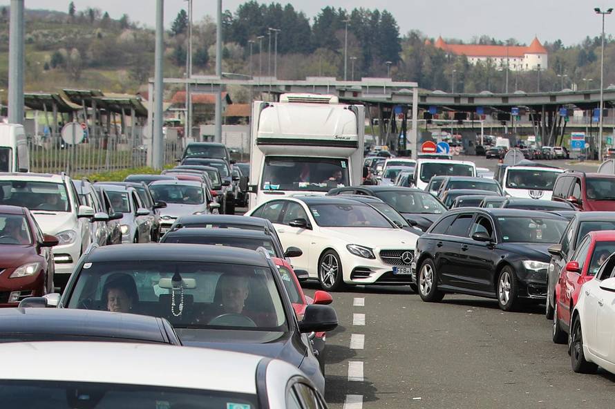 Gužve na granicama, na Bregani čekali i do dva sata u kolonama