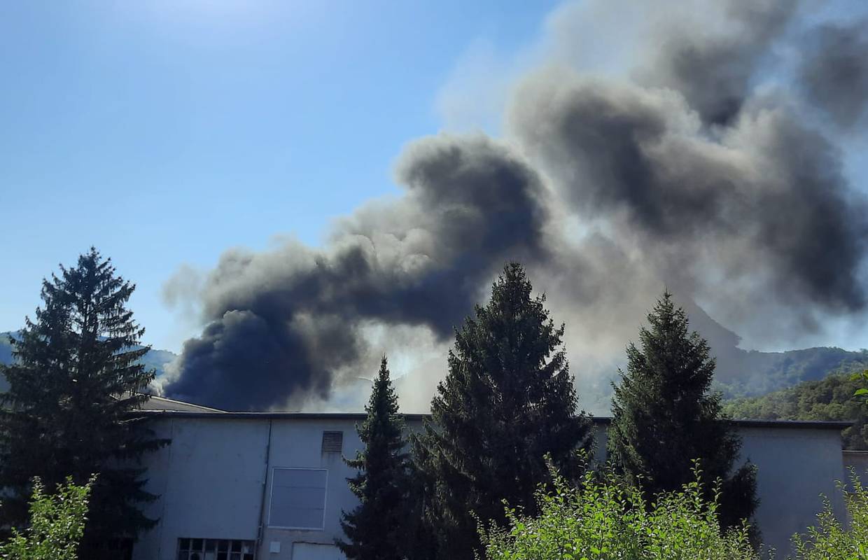 Crni dim uplašio je stanovnike Krapine: Vatrogasci na terenu
