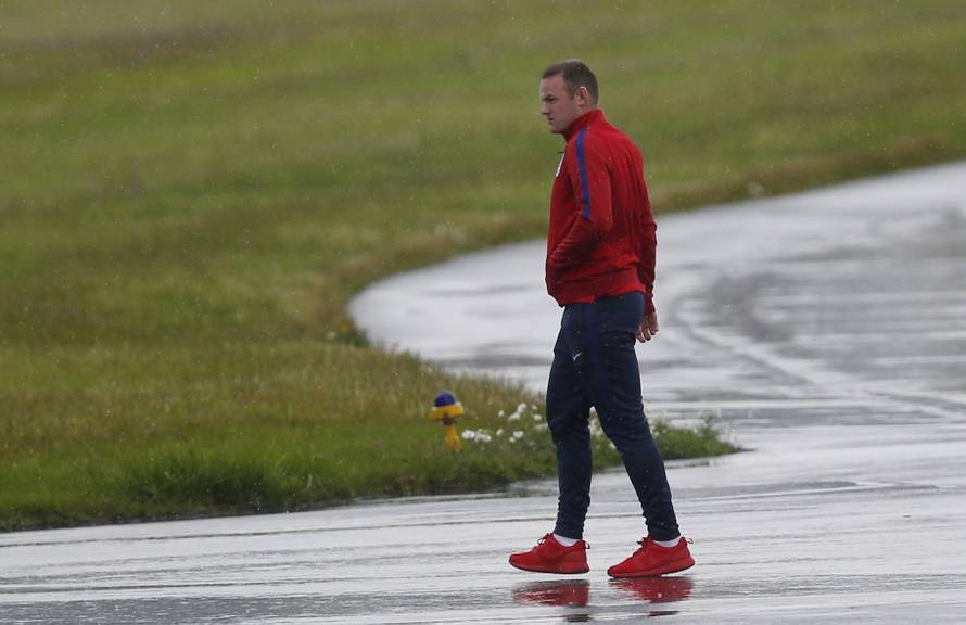 England return to UK following EURO 2016 elimination