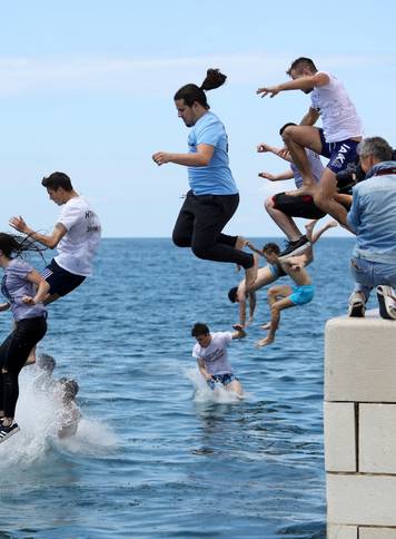 Zadar: Maturanti zavrÅ¡etak srednjoÅ¡kolskog obrazovanja proslavili skokom u more