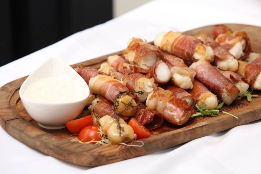 Split: U sklopu Gastro adventa Å¾upan i novinari upalili prvu adventsku svijeÄu