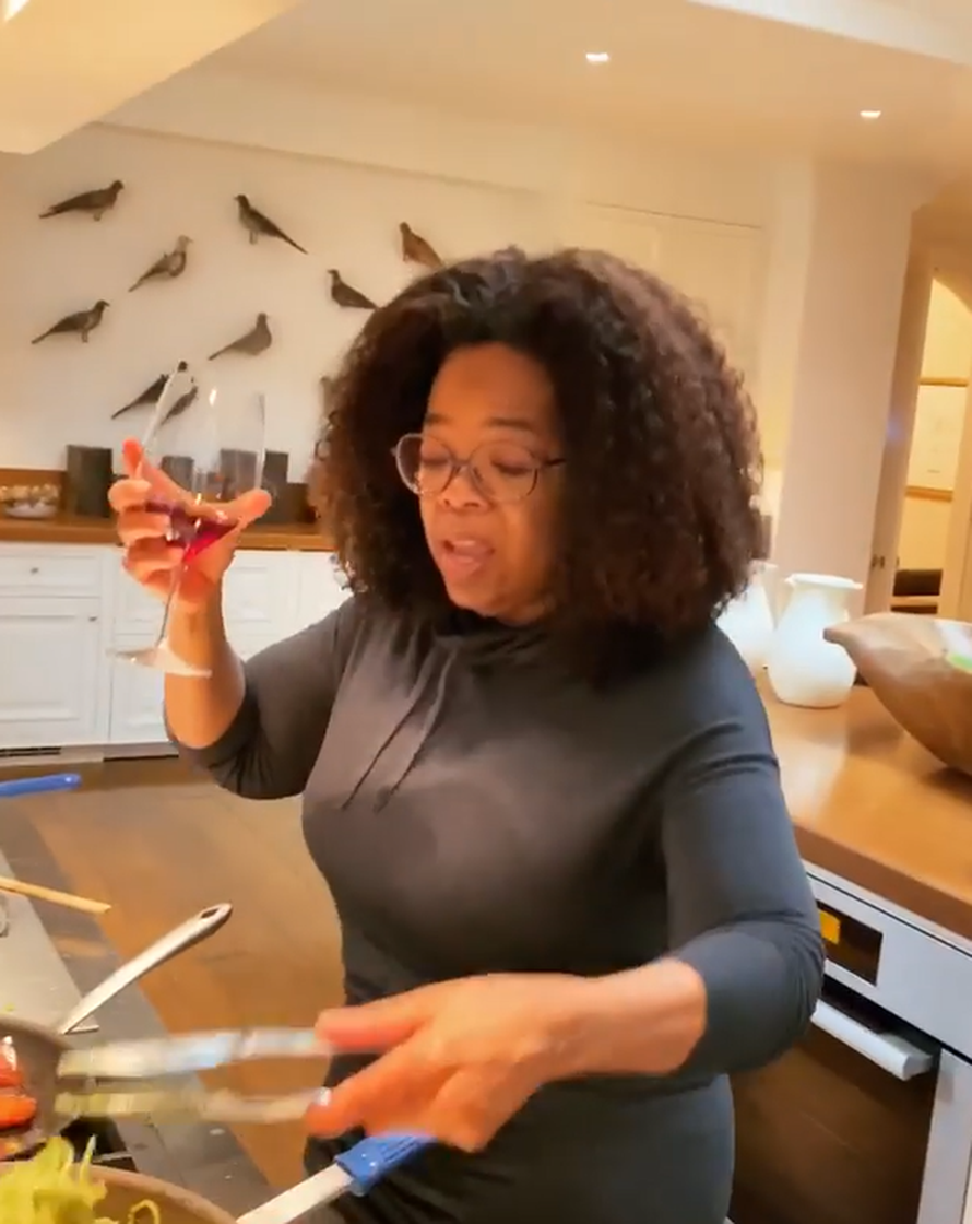 Oprah je opuštena u karanteni: Kuha, pjeva, pleše i nazdravlja