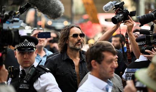 Suo&ccaron;io se s te&scaron;kim optu&zcaron;bama: Russell Brand bio na sudu tek 12 minuta, odobrili mu jam&ccaron;evinu