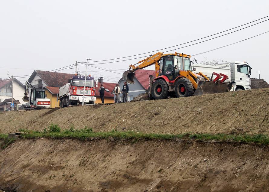 Popucalo parkiralište, klizište prijeti tek otvorenoj školi!
