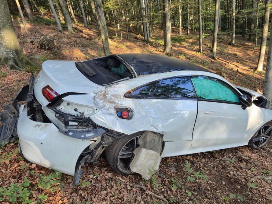 FOTO Misterij na Sljemenu: Slupao Mercedes od 70.000 €, skinuo tablice i ostavio auto?!