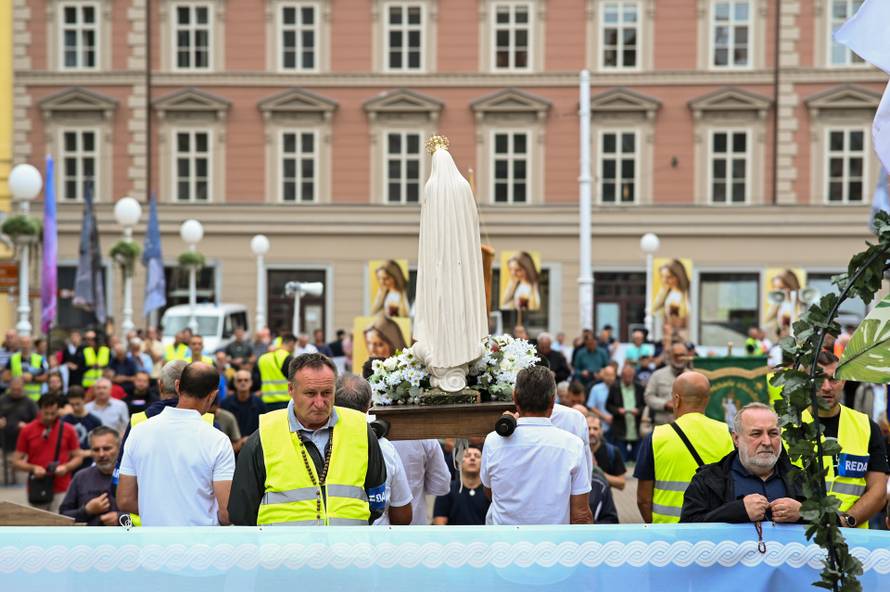 Zagreb: Muška molitva krunice na Trgu bana Josipa Jelačića