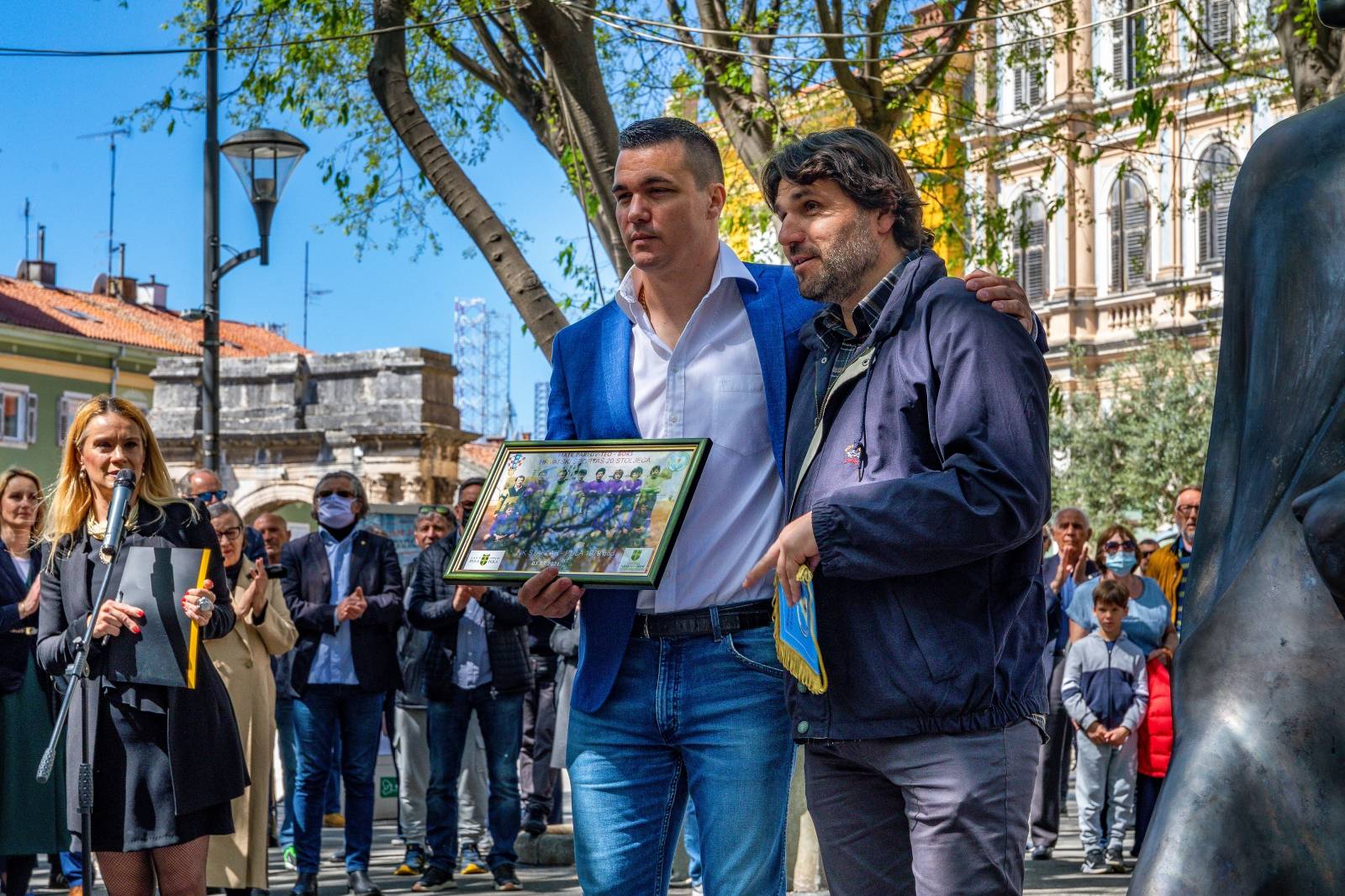 U Puli otkriven spomenik legendarnom Mati Parlovu